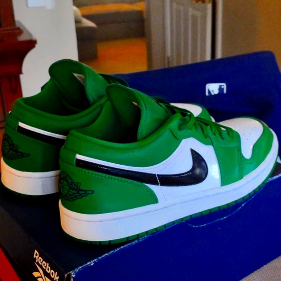 Jordan 1 Pine Green Lows - Picture 5 of 11